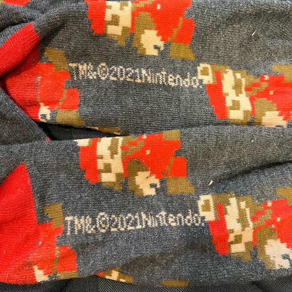 FREE WITH PURCHASE Nintendo Mario and Yoshi crew socks - Picture 5 of 8